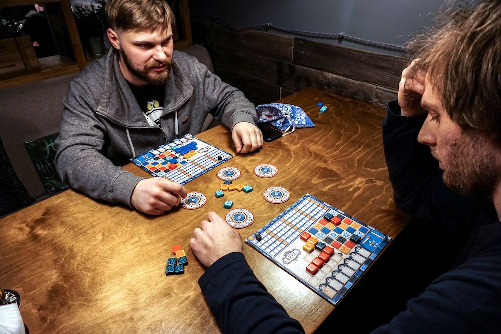 Где поиграть в настольные игры в москве? бесплатные игры за столом в кафе и ресторанах