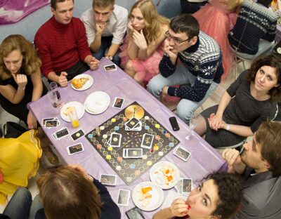 Где поиграть в настольные игры в москве? бесплатные игры за столом в кафе и ресторанах